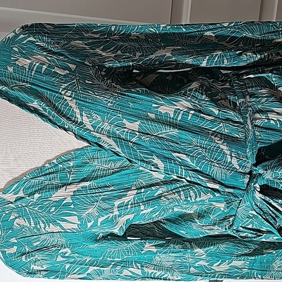 BOOHOO, Long lovely robe or street wear.‎ Green/blue. Size medium. - Picture 2 of 12